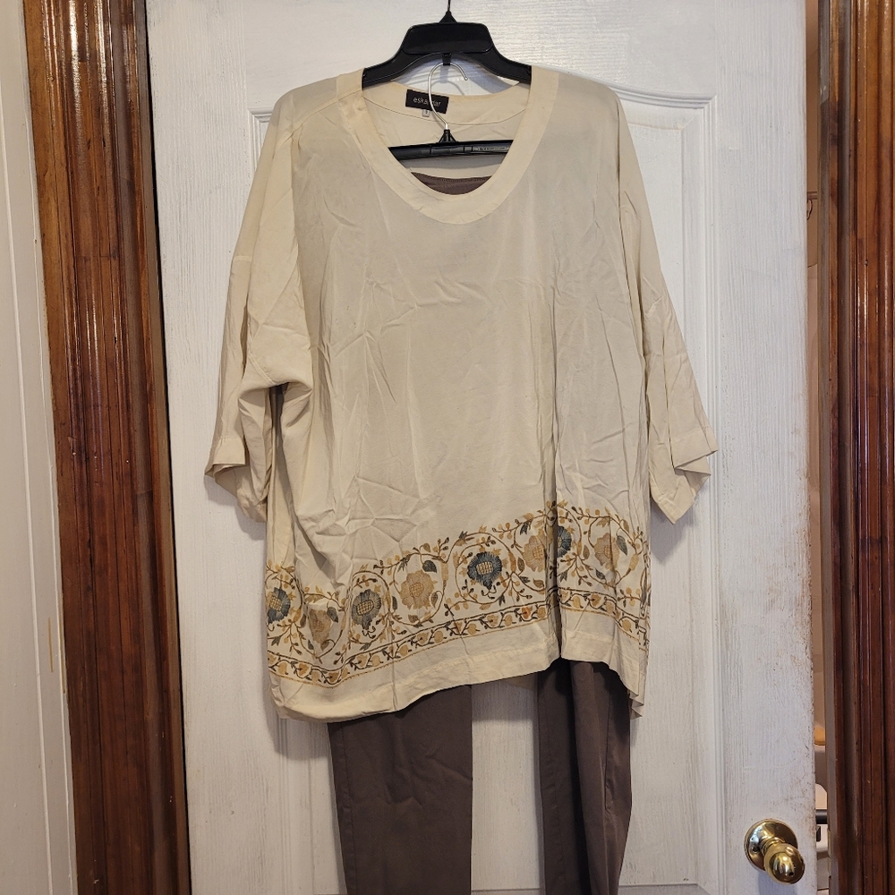 Lightweight cream tunic with matching ankle pants